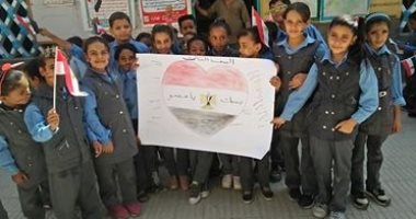 صور.. تلاميذ مدرسة كاثوليك جراجوس بقنا يحتفلون بانتصارات أكتوبر 