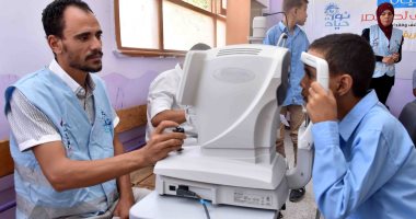 صور.. مدرسة أحمس الإبتدائية بالأقصر تطبق مبادرة نور حياة للكشف على عيون التلاميذ