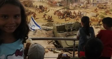 قارئ يشارك بصورة ابنته خلال الاحتفال بذكرى النصر من داخل بانوراما حرب أكتوبر