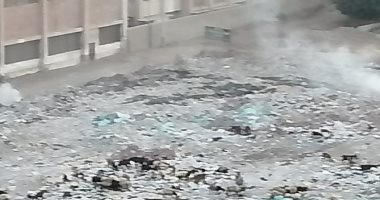 سكان حى شلبى بالمنيا يشكون انتشار القمامة فى الطريق المؤدى للجامعة