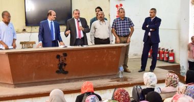 رئيس جامعة بنى سويف: شراء الطلاب للكتاب الجامعى ليس إجبارى