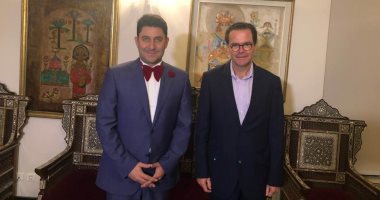 سفير فرنسا بمصر يشاهد مسرحية "المتفائل" وأحمد شاكر في استقباله .. صور 