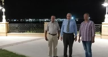 رئيس مدينة الأقصر يتابع التشغيل التجريبي لإضاءة كورنيش النيل قبل نهاية العمل