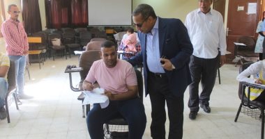 صور.. رئيس جامعة الأقصر يتفقد أعمال امتحانات الدراسات العليا بكلية الآثار