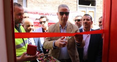 صور.. محافظ سوهاج يسلم مفاتيح منازل بعد تأهيلها بقرى "البلينا" و"طما"