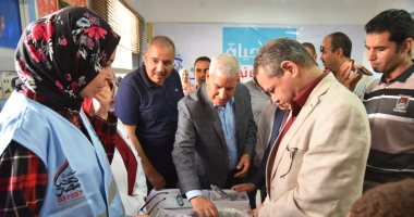 صور.. محافظ مطروح يتابع مبادرة "نور حياة" للكشف على 30 ألف طالب
