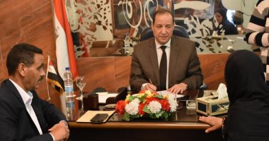 فيديو وصور.. نائب محافظ أسوان يستمع لشكاوى 20 مواطنا خلال اللقاء الأسبوعى