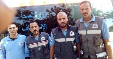 صور.. مسعفان وسائقان يسلمون 220 ألف جنيه عثروا عليها بجوار متوفين فى حادث ببنى سويف