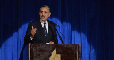 فيديو وصور.. محافظ أسيوط يكرم أسرة مدير الأمن السابق وأسر الشهداء