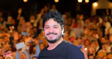 مصطفى حجاج يغني في حفل طلابي بالإسكندرية ويحتفل بألبومه 