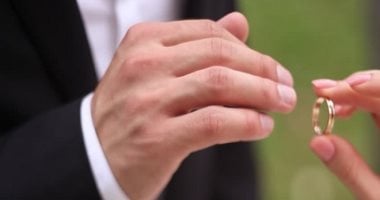 مش أى حاجة وخلاص.. اعرف اتيكيت ارتداء خاتم الزفاف عند الرجال