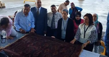 إحباط محاولة تهريب سجادة أثرية إلى كندا بمطار القاهرة.. صور 