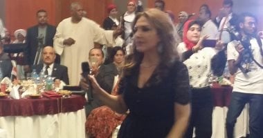 المطربة نادية مصطفى تغنى لمصر خلال حفل أسوان بذكرى نصر أكتوبر.. صور