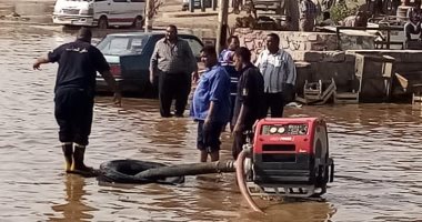 صور.. غرق منطقة مزلقان السيل بأسوان بعد انفجار ماسورة صرف صحى