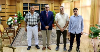 رئيس جامعة المنصورة يكرم عاملين لأمانتهم فى تسليم مبلغ مالى كبير لطالبة ماليزية