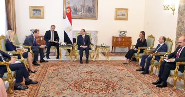 مصر وروسيا شراكة استراتيجية وقوة فى الإرادة السياسية لتحقيق المنفعة المشتركة.. السيسى يتلقى تحية "بوتين".. ووزير  الصناعة الروسى: القاهرة نقطة انطلاق الشركات الروسية للعمل في عدد من الدول العربية والأفريقية