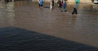 شكوى من غرق شارع العزبة بمنطقه السيل فى أسوان بالمياه إثر كسر خط المياه