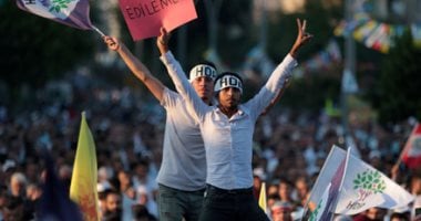 صور .. "العالم هذا المساء".. انتفاضة سورية ضد العدوان التركى.. إطلاق نار بمعبد يهودى فى ألمانيا.. والصين تفتتح أطول جسر معلق فى العالم