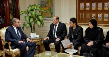 صور.. محافظ أسيوط يستقبل أسرة مدير الأمن السابق ويمنحهم وسام المحافظة