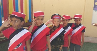 أطفال أحد المدارس بالهضبة الوسطى يحتفلون بانتصارات أكتوبر بتحية العلم