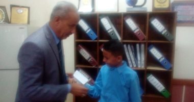 صور.. مدير تعليم الأقصر يكرم طفل بمدرسة أبو الحجاج لإعادته قرط ذهبى لزميلته