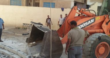 صور.. حملة لإزالة تعديات بالبناء وإشغالات مقهى ومطعم بشارع الإسكندرية بمطروح