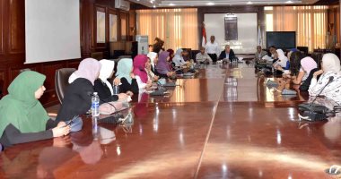 محافظ الأقصر يلتقى بمكلفات الخدمة من خريجى الهندسة