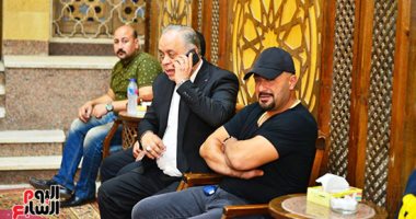 أحمد السقا وأشرف زكى أول الحاضرين لعزاء الراحل طلعت زكريا بالحامدية الشاذلية