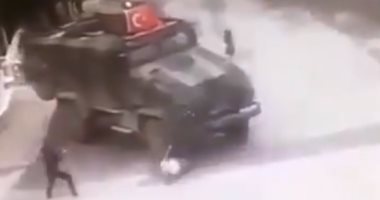 فيديو .. القوات التركية تدهس عجوزا كردية بدم بارد