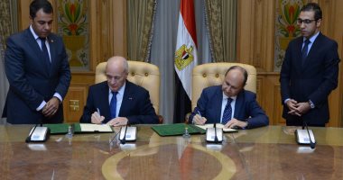 العصار ووزير الصناعة يوقعان عقد إدارة وتشغيل "تكنولوجيا دباغة الجلود بالروبيكى"