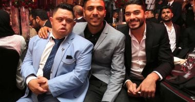 فيديو.. أمح يحتفل بتوقيع كهربا للأهلى بالبدلة فى السيارة