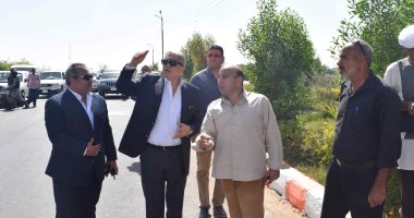 صور.. محافظ المنيا يتابع منظومة النظافة وتطوير الميادين بمركزى مطاى وبنى مزار