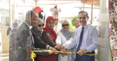 صور.. رئيس جامعة القناة يفتتح منفذ بيع منتجات أهالى قرية الفردان بالجامعة