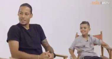 طفل يحرج فان ديك بسبب محمد صلاح.. فيديو