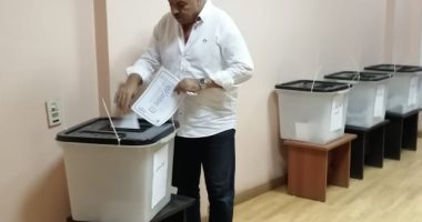 صور.. رئيس لجنة الصحة بمجلس النواب يدلى بصوته فى انتخابات الأطباء بالأقصر