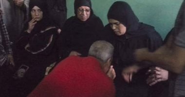 راجح قاتل.. محافظ المنوفية يقبل يد أم محمود البنا: حق ابنك لو مجاش أنا هقعد فى بيتنا