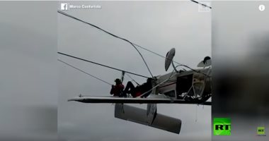شاهد.. اصطدام طائرة فى تليفريك فى إيطاليا ونجاة الركاب