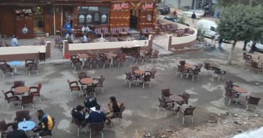 صاحب مقهى فى الألف مسكن يستولى على حرم الطريق العام ويفترشه بالكراسى