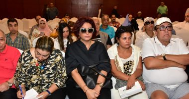 وفاء عامر باكية: فاروق الفيشاوى أخبرنا بمرضه حتى لا نفزع من رحيله فجأة