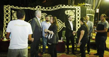 لطيفة أول الحضور فى عزاء المخرج شوقى الماجرى