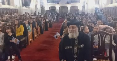 البابا تواضروس يروى قصصًا من الإنجيل للأطفال الأقباط بفرنسا.. فيديو