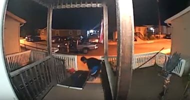 القبض على 5 أشخاص لسرقتهم طن حديد من موقع تحت الإنشاء بالنزهة