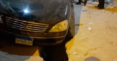 صور.. سقوط سيارة فى حفرة بأسوان يكشف عن عملية تنقيب عن آثار