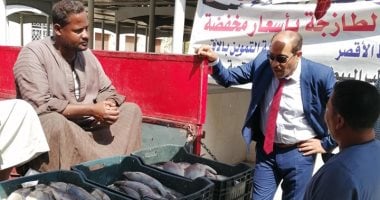 وكيل تموين الأقصر يتفقد السوق الحضرى وتوافد المواطنين بمبادرة "المواطن أولاً"
