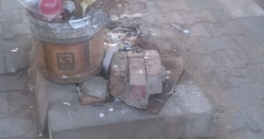 قارئ يشكو من وجود قمامة بأحواض الزراعة بشارع البنفسج بالتجمع الخامس