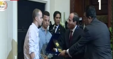 الرئيس يكرم البطل أحمد فوزى مجند الجيش فاقد قدميه فى الحرب ضد الإرهاب برفح 