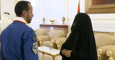 هزاع المنصورى يقبل قدم والدته بعد عودته إلى الإمارات 