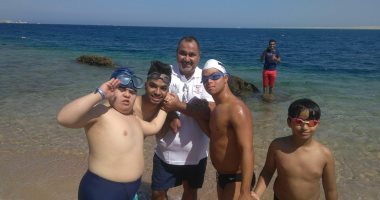 بدء تدريبات سباحين المنتخب العربى بالغردقة لعبور المانش.. صور