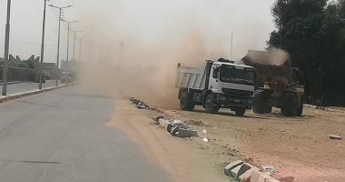 صور.. رفع المخلفات الصلبة والأتربة من الشوارع ومحيط المستشفى الجديدة بإسنا
