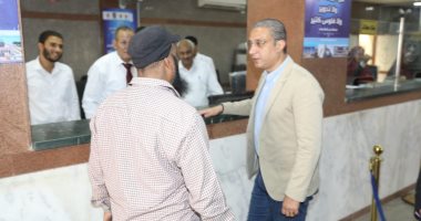 صور.. محافظ سوهاج يجرى زيارة مفاجئة لمقر حى غرب ويطمئن على الخدمات المقدمة